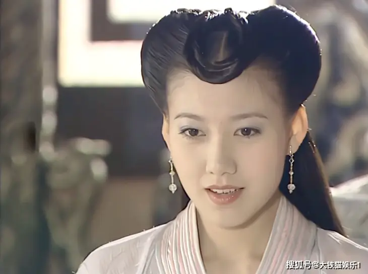 长方形脸女明星_长脸女明星_脸部比例异于常人的女明星