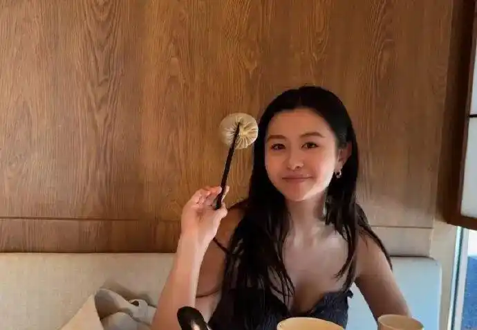 “性感女神”邱淑贞：22岁与王晶拍拖，31岁嫁入豪门，如今3个女儿貌美如花